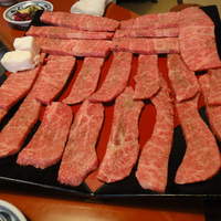 三嶋亭 本店 - 肉の一辺は15cmくらい！