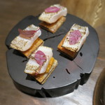 sincere - イワシのリエットの揚げじゃが包み、キスのトースト 茄子とトマト オリーブのピュレ、ホタルイカと木の芽 イカスミのスポンジ乗せ、桜海老のサブレ グリンピースと菊の花と、ブーダン・ノワールのホットドッグ3