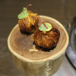 sincere - イワシのリエットの揚げじゃが包み、キスのトースト 茄子とトマト オリーブのピュレ、ホタルイカと木の芽 イカスミのスポンジ乗せ、桜海老のサブレ グリンピースと菊の花と、ブーダン・ノワールのホットドッグ2