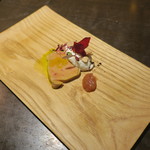 sincere - 冷製フォアグラ ピスタチオのオイルとブラマンジェのムース アマランサスのパウダー デュバーヴのジャム