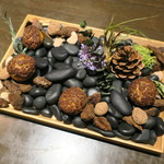 sincere - プチ・フール：京番茶のショコラ ラズベリーとチョコレートのシュー アーモンド・プラリネ1