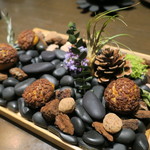 sincere - プチ・フール：京番茶のショコラ ラズベリーとチョコレートのシュー アーモンド・プラリネ2