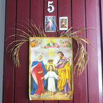 Starbucks - 枝が飾られたクリスチャン一家の玄関ドア