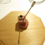 リストランテ サクラ - ビーツのフィナンシェ　蝦夷鹿のモルタデッラ　チーズの味噌漬け　赤ワインソース