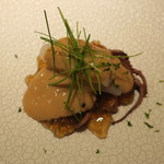 エクアトゥール - 飯蛸と墨烏賊煮 コンソメと蜆のジュレ 烏賊の塩辛のソース 芽葱添え2