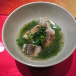 エクアトゥール - 喉黒と鮎魚女(あいなめ)の直火焼き すっぽんと地鶏 青さ海苔 木の芽 大葉のスープ 菜の花添え1