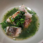 エクアトゥール - 喉黒と鮎魚女(あいなめ)の直火焼き すっぽんと地鶏 青さ海苔 木の芽 大葉のスープ 菜の花添え2