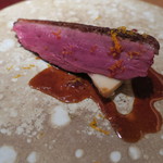 エクアトゥール - 仏・シャラン産の鴨と筍のロースト フォンドボーと赤ワインのソース オレンジの皮を擂って1