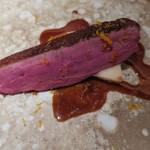 エクアトゥール - 仏・シャラン産の鴨と筍のロースト フォンドボーと赤ワインのソース オレンジの皮を擂って2