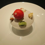 エクアトゥール - 二種のあられを付けたメレンゲ ギモーヴと黒胡麻のマカロン 白玉と抹茶のアイスを浮かべた和三盆のパンナコッタ1