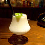 アルジャーノン シンフォニア - キウイの炭酸フローズンカクテル。新兵器「炭酸氷」を使用、口の中でシュワシュワ～