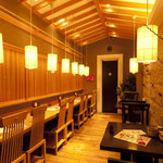 有楽町うまやの楽屋 - サブフロア。カウンターとテーブル席で、落ち着いて食事を楽しんでください。