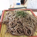 なか田 - 蕎麦はやや黒味を帯びた打ち立ての蕎麦でした。