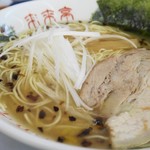 来来亭 - 塩ラーメン、油の膜でこってりに感じます