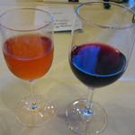 朝里クラッセホテル - ワイン頼んじゃいました！！：左・小樽ワインロゼ（家内）、右・カルタマグナの赤（私）