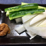 atagoyamakouennousambutsuchokubaijo - 隣のレストランで購入した「にんにく味噌」と合う！合う！！（切るだけ〜♫）