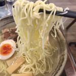 麺らいけん - 細麺でスルスル入ります