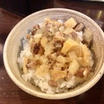 麺らいけん - らいめし（焼豚、玉ねぎ、メンマが載ってます）