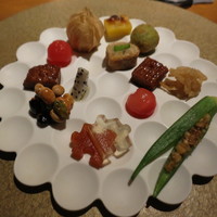 六雁 - 野菜の万華鏡　スダチとトマトのパズル　松の実と味噌のオクラ詰め　スイカ　切り干し大根　粟麩　みたらし　オカラの稲荷　鬼灯　駄々茶豆のコロッケ　インカの目覚めのニョッキ　3種の豆のカリントウ　キウイ