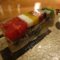 六雁 - 夏野菜の煮こごり　10種類の夏野菜　ポン酢のジュレ寄せ　胡麻のソース 　トマト　山芋　カボチャ　赤蒟蒻　椎茸　インゲン豆　蓮根　舞茸　えのき茸　蓮芋