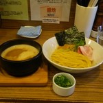 麺屋さくら - 濃厚つけめん
      出された時につけ汁が煮えたぎっていました