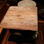 龢 - アワビの岩塩板焼き