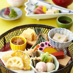 京の食文化と記憶に残る味わいに出会える『竹かご弁当』