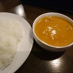 New lumbini kitchen - チキンカレー。白い飯だが長い米、塩ふって食べたら美味かった