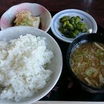 ドライブイン笠松 - ご飯・味噌汁・冷奴・きゅうりの醤油漬