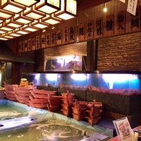 いけす無門 新宿 - いけすで泳ぐ魚介の皆さん