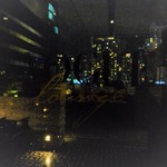 VOGUE Lounge - 店内から雨のテラス席を眺めたところ