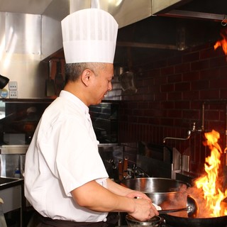 本場の腕前を持っている研究熱心のベテラン中華調理師