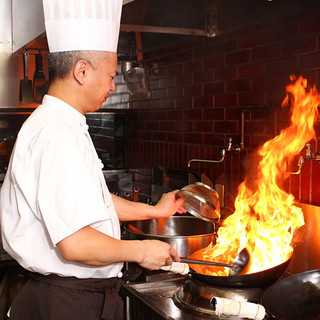 A veteran Chinese chef who is passionate about research and has authentic skills.