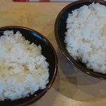 横浜ラーメン 北村家 - 左、半ライス(50円) 右、ライス(100円)