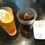 カフェ・ヴィア・ボンテンピ - アイスレモンティーとアイスコーヒー