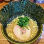 家系ラーメン 幸家 - ラーメン700円麺硬め。海苔増し100円。