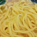 家系ラーメン 幸家 - 酒井の麺はモッチリ。