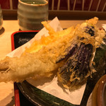 味奈登庵 - 穴子天ぷら＋いか天ぷら＋なす天ぷら！  
      穴子天ぷらがゴリッパすぎていか天ぷらが隠れてしまっているね。はは。