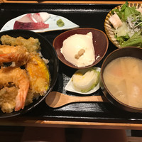 魚感うえさき - 天丼定食＼(^o^)／最高＼(^o^)／ご飯はもちろん大盛り♪付け合せのお刺身なにこれ！切れ端？ヾ(≧▽≦)ﾉｷﾞｬﾊﾊ☆