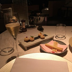 ベージュ アラン・デュカス 東京 - 