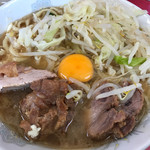 ラーメン二郎 - ブタ5枚入り小ラーメンに生卵イン(50円)