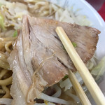 ラーメン二郎 - ゼラチン質も有りつつ、お肉噛み締め感もある当たりブタ！