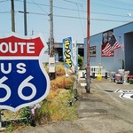 Amerikan Zakka Ando Kafe Werukamu - アメリカンカルチャーセンターを象徴するROUTE66の看板