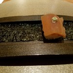 六雁 - 一口の寿司　かんぴょうと山葵