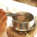 立呑みビストロ やまもと - 【鮮魚のアヒージョ】
                                オイルの中でしゃぶしゃぶします。