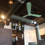 純喫茶 途上園 - トタンの煙突と天井扇と舵輪