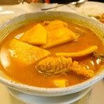 Khua Kling + Pak Sod - ゲーンルアンヨートマプラーオクン (海老とココナッツの新芽入りイエローカレー)