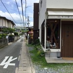まつぼっくりパン - この細い道は一通ではありません。(写真右側が店舗)