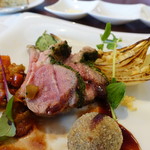 ビストロ ダイア - ニュージーランド産の仔羊はパセリとパン粉を付けて焼き、エキゾチックな味の黒豆のコロッケが添えられています