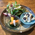 ジャム cafe 可鈴 - ポテトともろこしのサラダ(写真左)＆グリーンサラダ＆自家製ピクルス